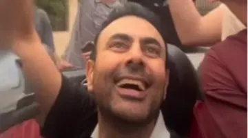 محمد كريم يحتفل بفوز منتخب مصر أمام نيوزيلندا فى الشوارع على أنغام سطلانة
